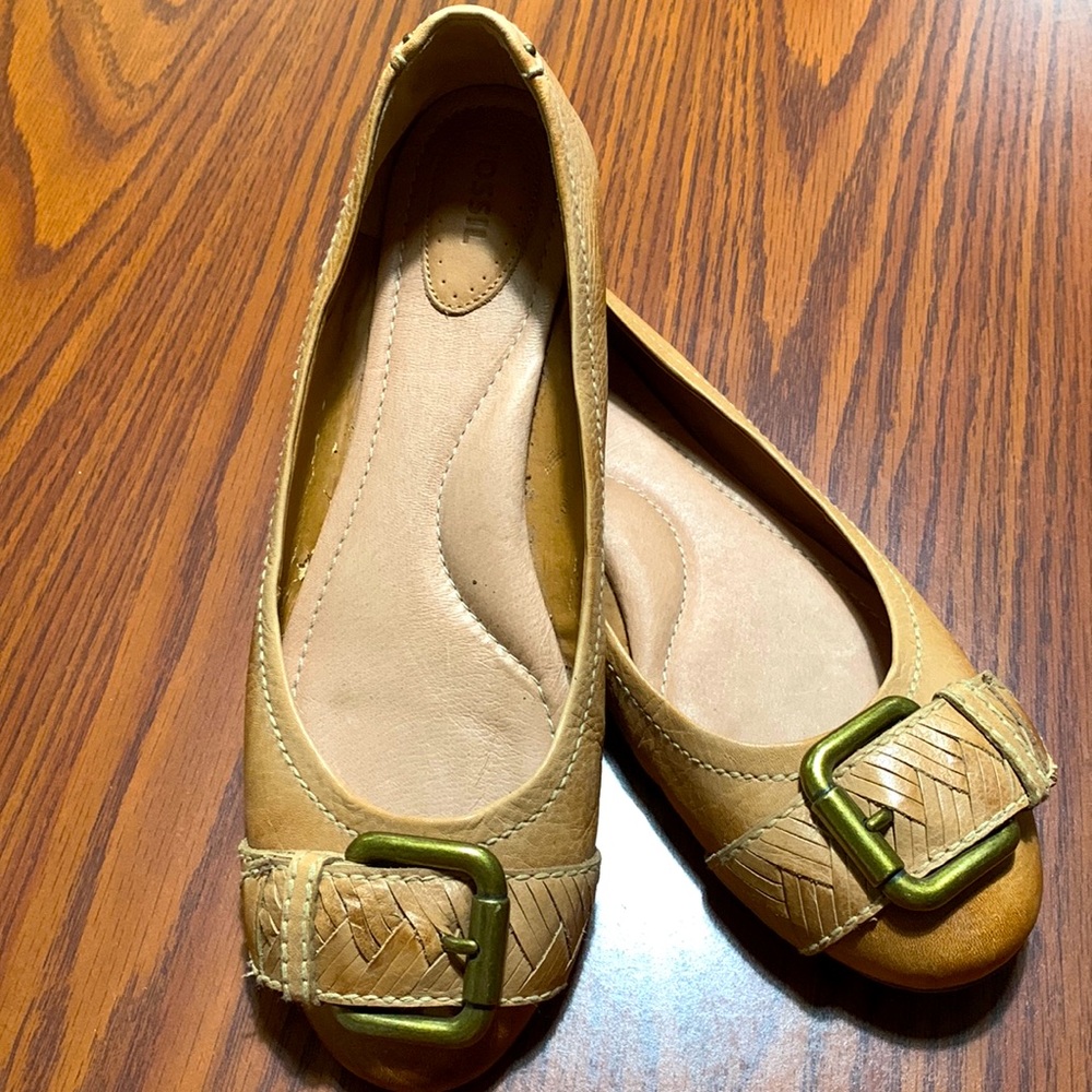 Fossil buckle toe flat